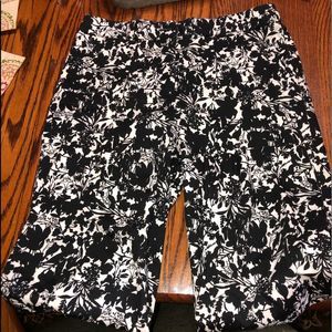 Counterparts size 8 like new capris black & white